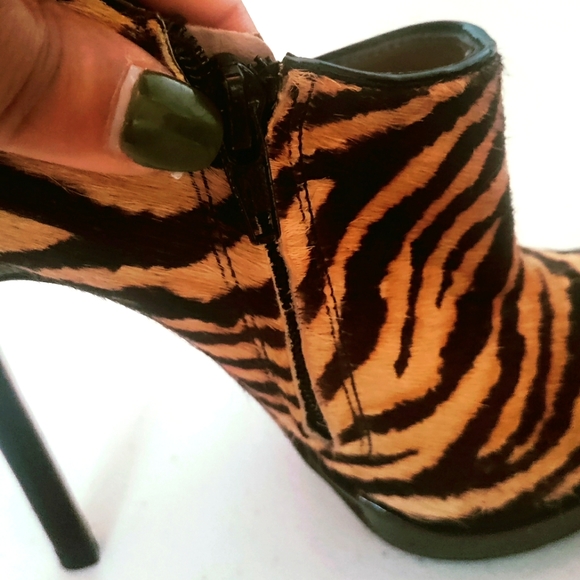 Charles David animal print ankle booties size 51/2 - Picture 5 of 7